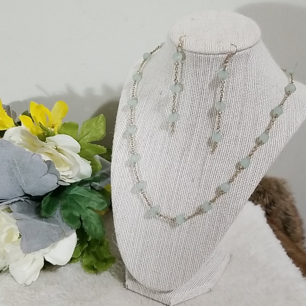 💚3/$25! Light green necklace and earrings set